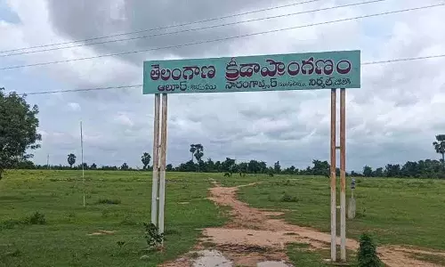 लापरवाही का सबूत.. खेल मैदान बेकार हैं लापरवाही का सबूत.. खेल मैदान बेकार हैं