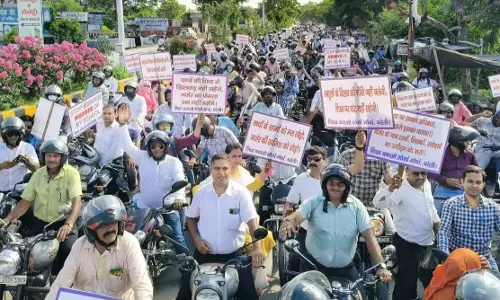 Bareilly: शिक्षकों ने स्कूलों के विलय का किया विरोध, सड़कों पर निकाली बाइक रैली Bareilly: शिक्षकों ने स्कूलों के विलय का किया विरोध, सड़कों पर निकाली बाइक रैली