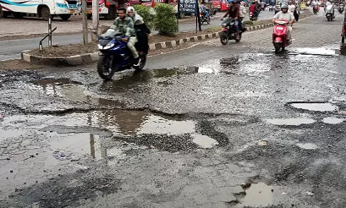 Bhopal : हर सड़क बनी चुनौती, गड्ढों से भरे रास्ते कर रहे स्वागत