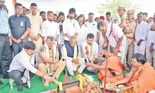 सरकारी समारोह में सीएम के भाई