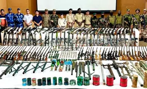 Manipur में सुरक्षा बलों ने 203 हथियार, 160 राउंड गोला-बारूद बरामद किया