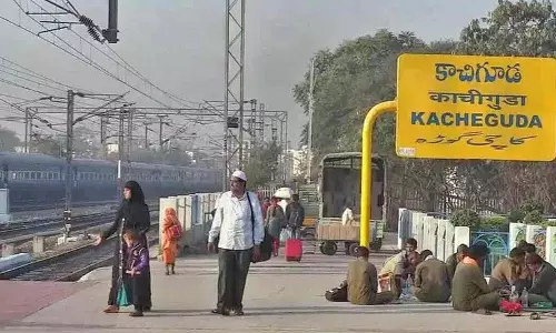 डेमो ट्रेन के नीचे आकर एक युवक ने आत्महत्या कर ली डेमो ट्रेन के नीचे आकर एक युवक ने आत्महत्या कर ली