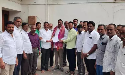 विधायक से नाली व सड़क की समस्या हल करने का अनुरोध