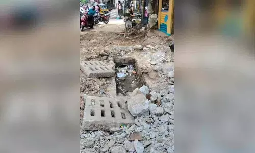 बाढ़ के पानी से भरी नहर गाद से भरी
