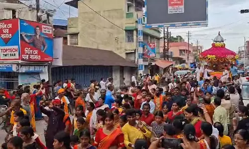 दिनहट्टा में रथ का ऊपरी हिस्सा गिरने से दो लोग घायल दिनहट्टा में रथ का ऊपरी हिस्सा गिरने से दो लोग घायल