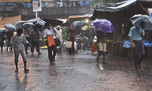 चक्रवात और मानसून की दोहरी धुरी के कारण बंगाल में भारी बारिश का अनुमान चक्रवात और मानसून की दोहरी धुरी के कारण बंगाल में भारी बारिश का अनुमान