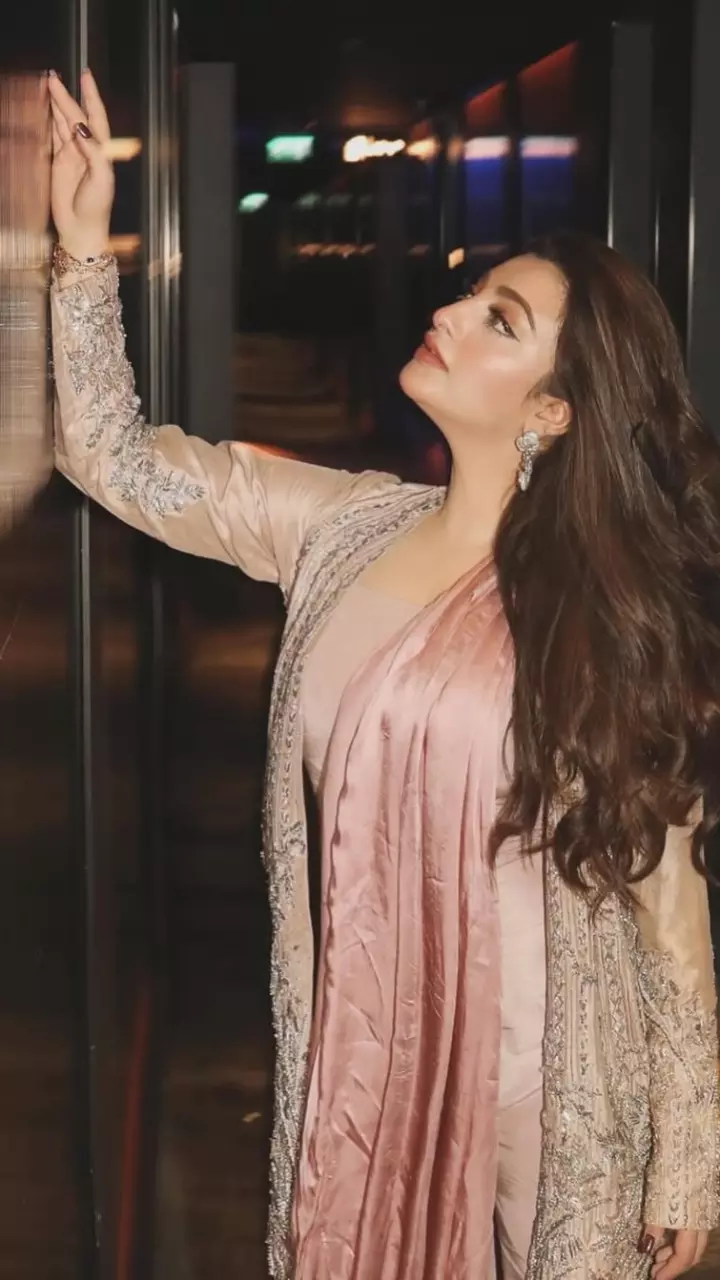 नवल सईद नजर आई हॉट