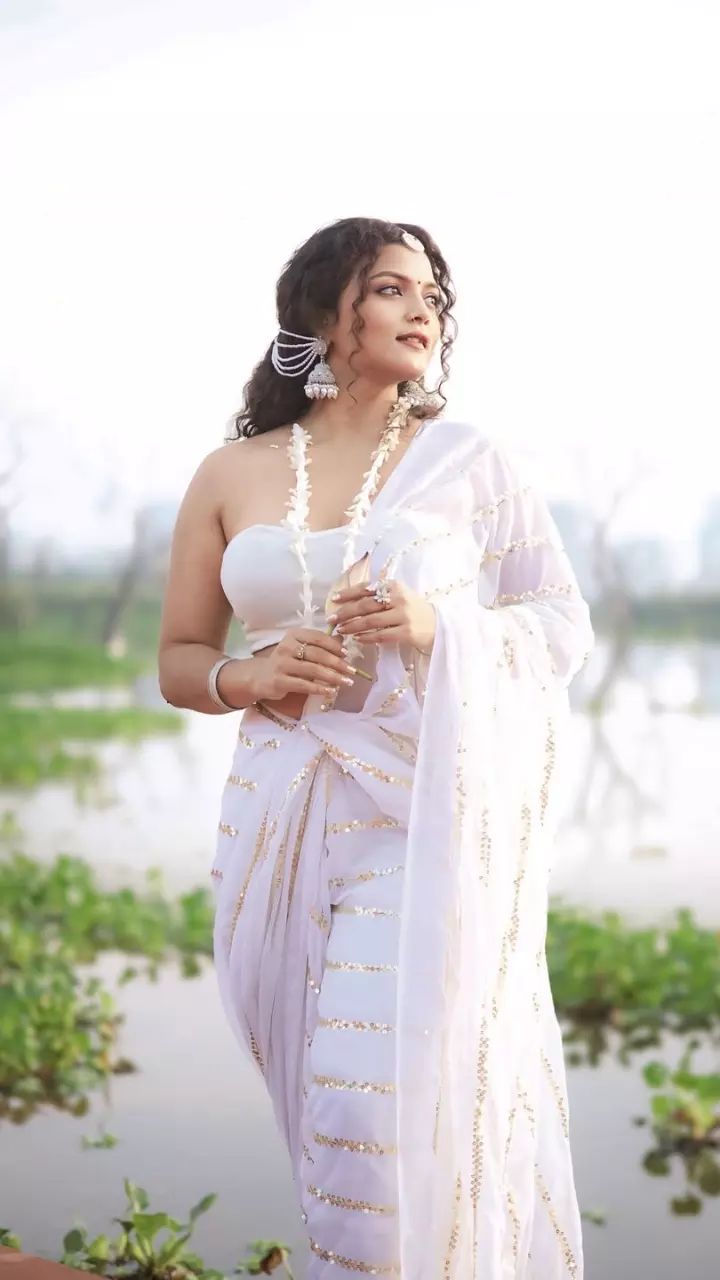 सौभाग्य दीक्षित का क्यूट लुक दिखा