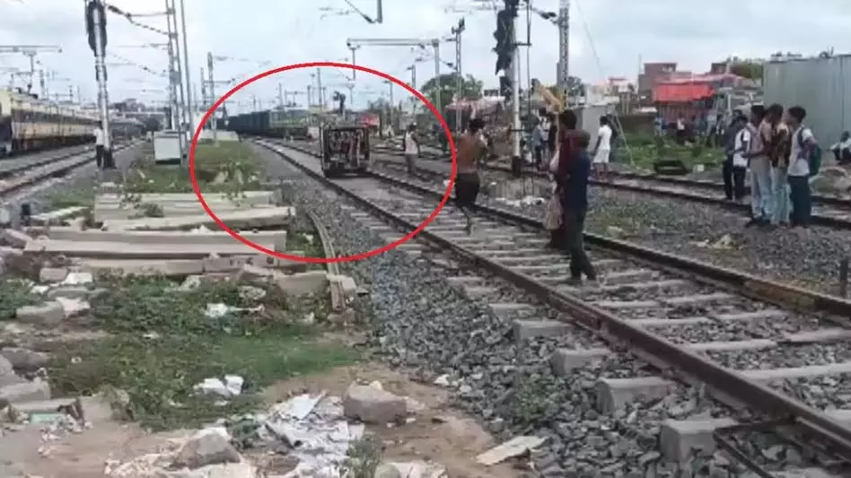 रेल पटरी को नशे में सड़क समझ बैठा ऑटो चालक, उसी में चलाने लगा फिर जो हुआ रेल पटरी को नशे में सड़क समझ बैठा ऑटो चालक, उसी में चलाने लगा फिर जो हुआ