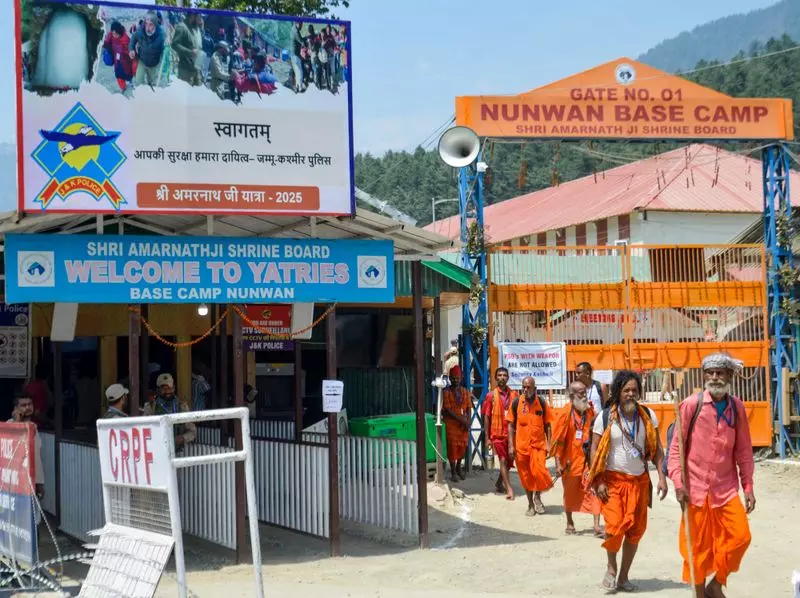 J&K: मंत्री जाविद डार ने नुनवान बेस कैंप का दौरा किया J&K: मंत्री जाविद डार ने नुनवान बेस कैंप का दौरा किया