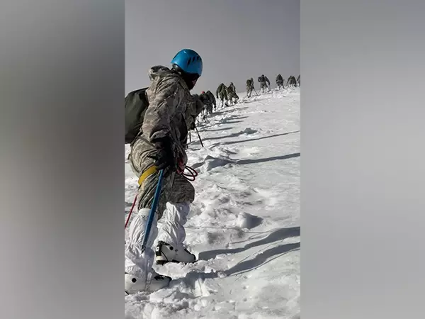 Indian Army ने माउंट कांग यात्से पर कारगिल के वीरों को सम्मानित किया Indian Army ने माउंट कांग यात्से पर कारगिल के वीरों को सम्मानित किया