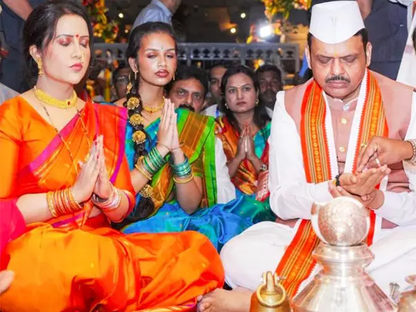 CM ने अपने परिवार के साथ पंढरपुर में आषाढ़ी एकादशी समारोह में हिस्सा लिया CM ने अपने परिवार के साथ पंढरपुर में आषाढ़ी एकादशी समारोह में हिस्सा लिया