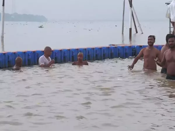 Prayagraj: देवशयनी एकादशी पर श्रद्धालुओं ने त्रिवेणी संगम में लगाई डुबकी Prayagraj: देवशयनी एकादशी पर श्रद्धालुओं ने त्रिवेणी संगम में लगाई डुबकी