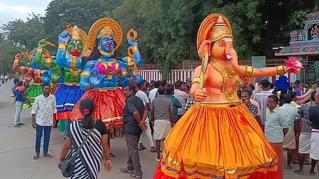 Kerala के भक्त जो पलानी में स्वामी की मूर्तियों के साथ गिरिवलम गए Kerala के भक्त जो पलानी में स्वामी की मूर्तियों के साथ गिरिवलम गए
