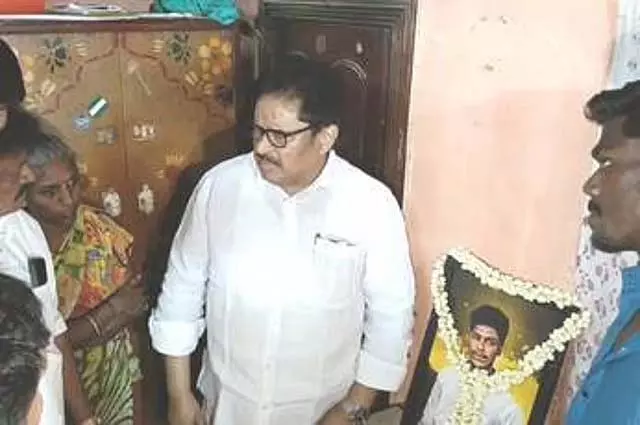 AIADMK-BJP गठबंधन में नेतृत्व को लेकर असमंजस : एस. थिरुनावुक्कारासर AIADMK-BJP गठबंधन में नेतृत्व को लेकर असमंजस : एस. थिरुनावुक्कारासर