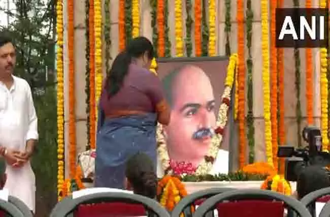 अश्विनी वैष्णव, वीरेंद्र सचदेवा, CM गुप्ता ने श्यामा प्रसाद मुखर्जी को पुष्पांजलि अर्पित की अश्विनी वैष्णव, वीरेंद्र सचदेवा, CM गुप्ता ने श्यामा प्रसाद मुखर्जी को पुष्पांजलि अर्पित की