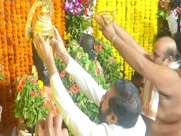 Deputy CM ने आषाढ़ी एकादशी के अवसर पर विट्ठल रुक्मिणी मंदिर में पूजा-अर्चना की Deputy CM ने आषाढ़ी एकादशी के अवसर पर विट्ठल रुक्मिणी मंदिर में पूजा-अर्चना की