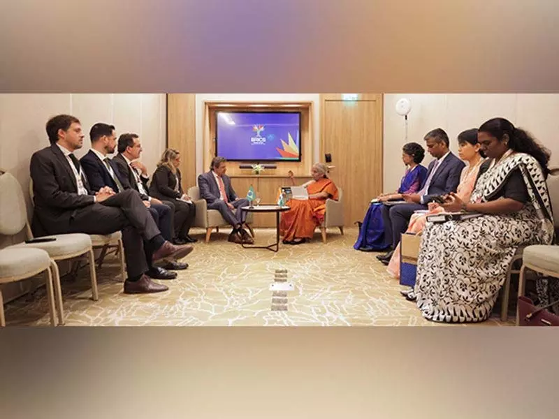 ब्रिक्स सम्मेलन: सीतारमण ने रियो में रूस, ब्राज़ील और चीन के मंत्रियों से की मुलाकात ब्रिक्स सम्मेलन: सीतारमण ने रियो में रूस, ब्राज़ील और चीन के मंत्रियों से की मुलाकात