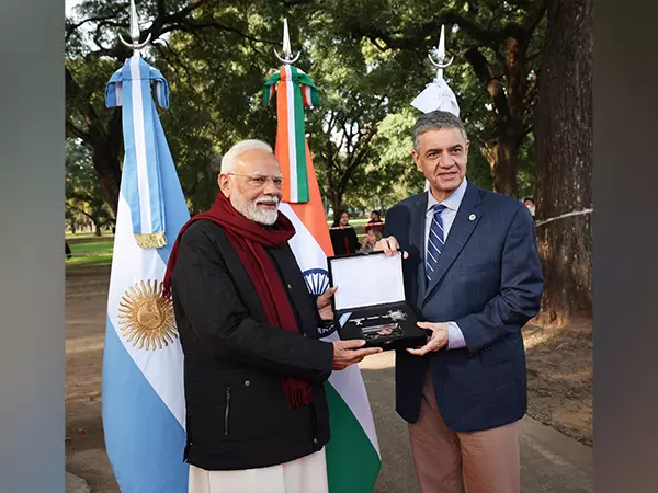 अर्जेंटीना यात्रा के दौरान PM Modi को ब्यूनस आयर्स शहर की चाबी प्रदान की गई अर्जेंटीना यात्रा के दौरान PM Modi को ब्यूनस आयर्स शहर की चाबी प्रदान की गई