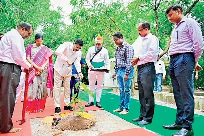 Odisha : राजभवन में वन महोत्सव मनाया गया Odisha : राजभवन में वन महोत्सव मनाया गया