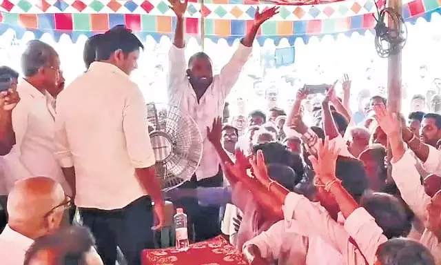 Andhra में दूसरे चरण के भूमि पूलिंग के खिलाफ रैयतों का विरोध प्रदर्शन Andhra में दूसरे चरण के भूमि पूलिंग के खिलाफ रैयतों का विरोध प्रदर्शन