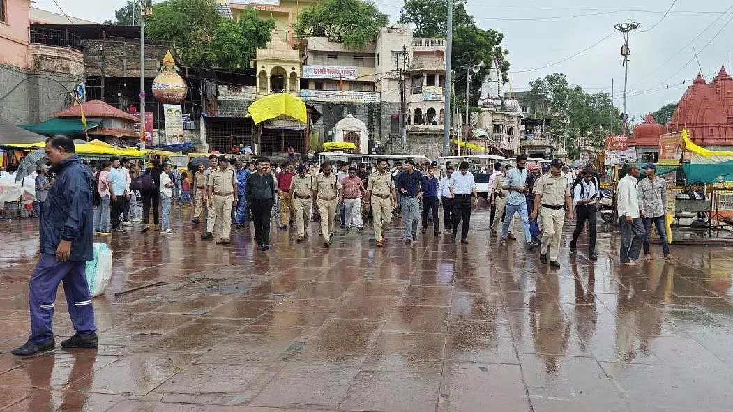 भगवान की पालकी के समुचित दर्शन सुनिश्चित करने के लिए उज्जैन कलेक्टर, SP ने सवारी मार्ग का निरीक्षण किया भगवान की पालकी के समुचित दर्शन सुनिश्चित करने के लिए उज्जैन कलेक्टर, SP ने सवारी मार्ग का निरीक्षण किया