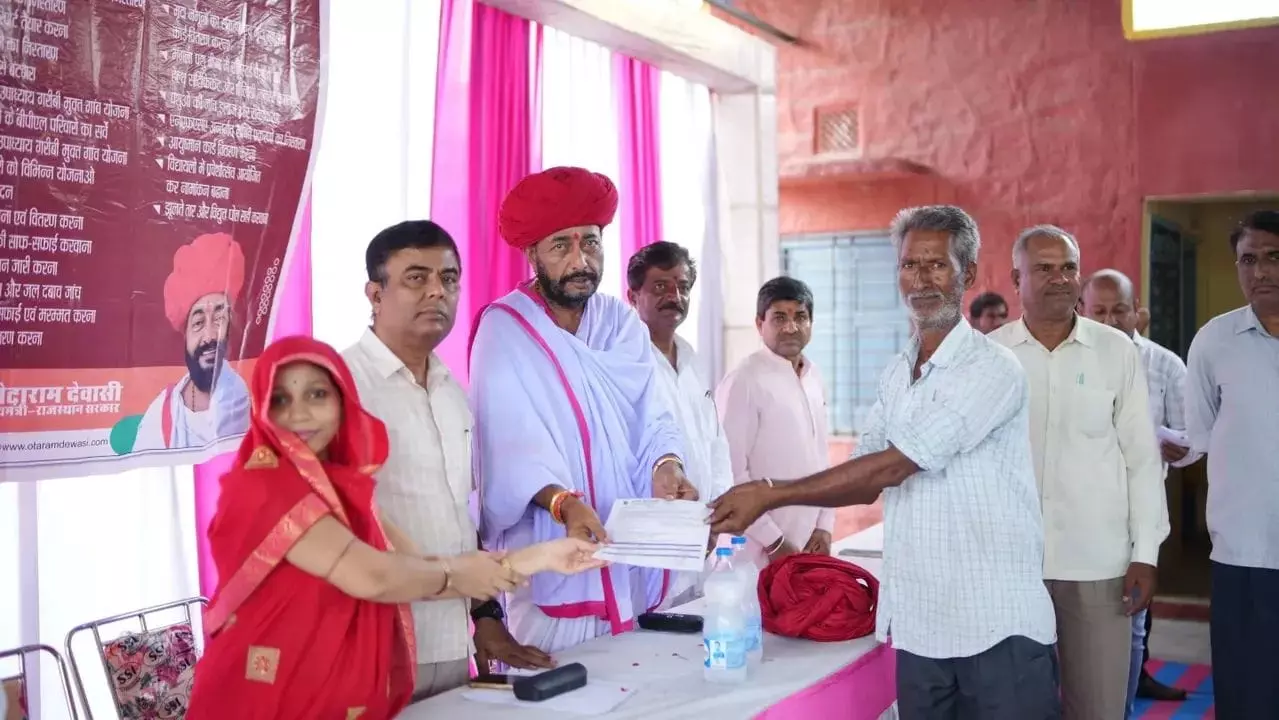 Jaipur : ग्रामीण मंत्री ने सिरोही में शिविरों का जायजा लिया, लाभार्थियों को मिले दस्तावेज Jaipur : ग्रामीण मंत्री ने सिरोही में शिविरों का जायजा लिया, लाभार्थियों को मिले दस्तावेज