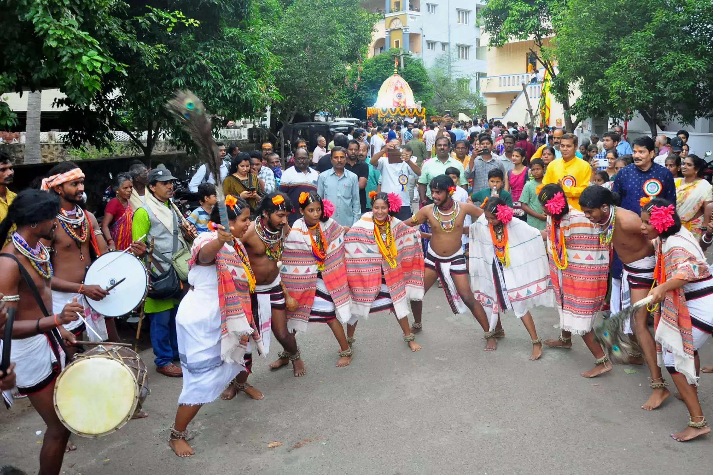 भगवान जगन्नाथ के Vizag स्थित मुख्य मंदिर में लौटने पर हजारों लोग एकत्रित हुए भगवान जगन्नाथ के Vizag स्थित मुख्य मंदिर में लौटने पर हजारों लोग एकत्रित हुए