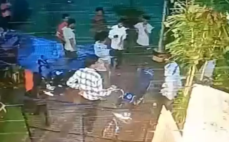 रायपुर : पड़ोसी को 3 युवकों ने पीटा, वारदात CCTV फुटेज में कैद रायपुर : पड़ोसी को 3 युवकों ने पीटा, वारदात CCTV फुटेज में कैद
