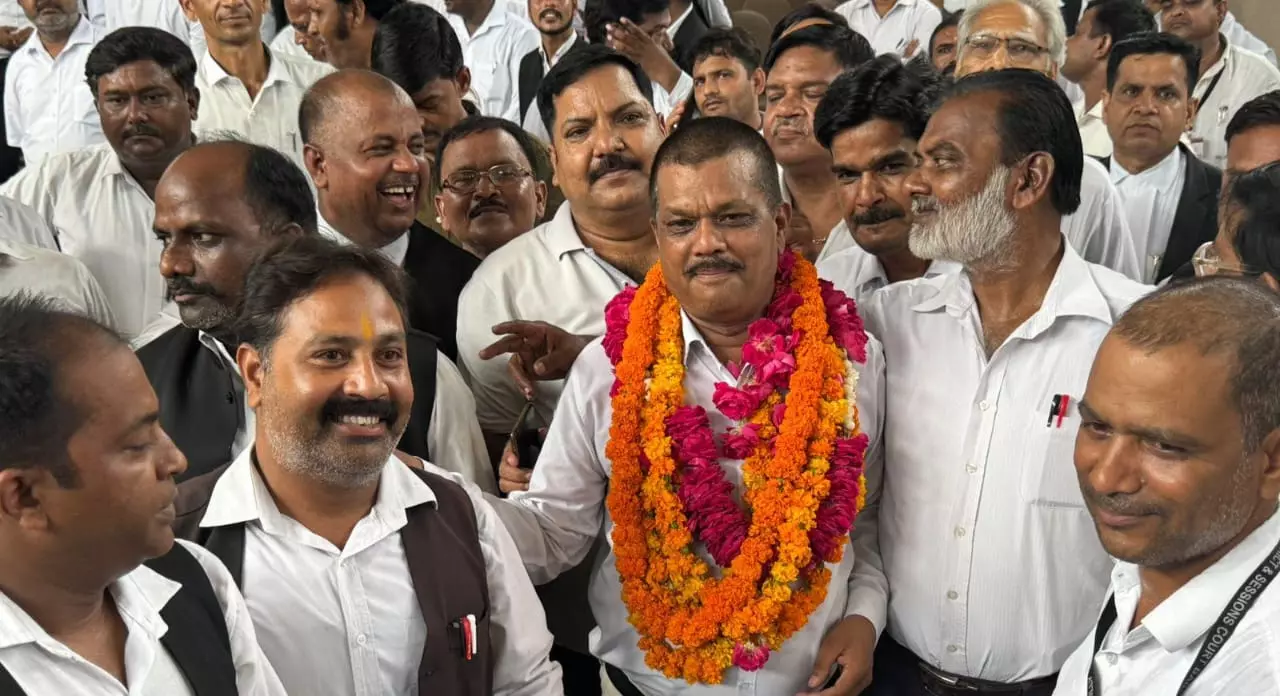 Bareilly: नामांकन प्रक्रिया में अंगन सिंह ने पेश किए दस्तावेज़ Bareilly: नामांकन प्रक्रिया में अंगन सिंह ने पेश किए दस्तावेज़