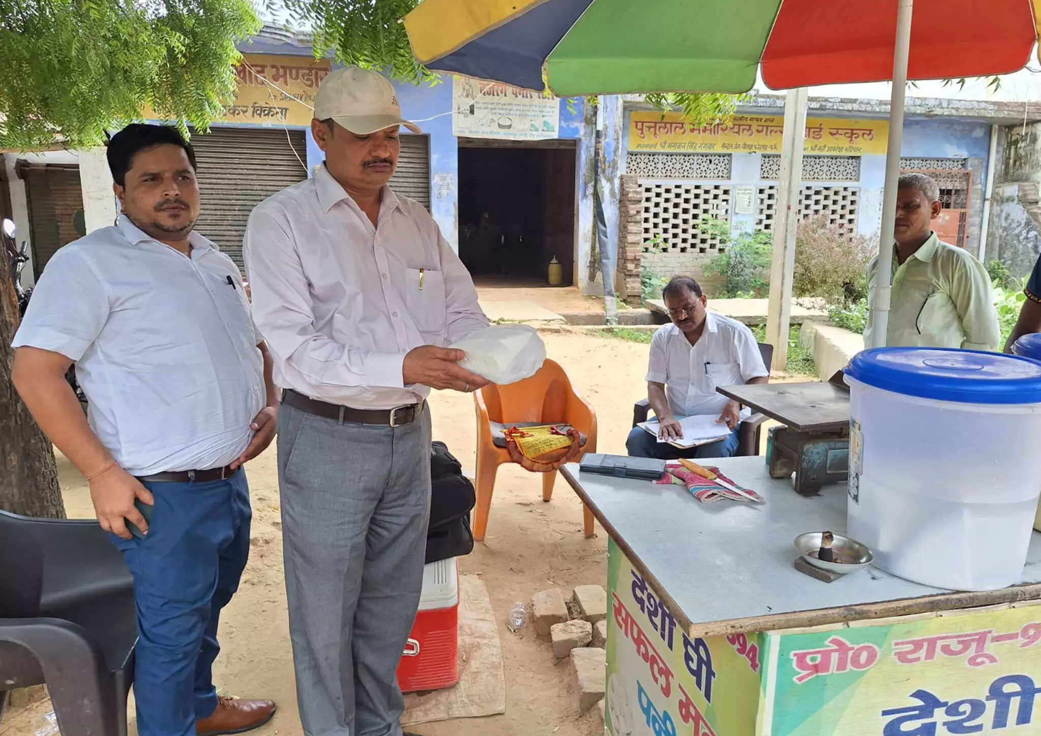 Farrukhabad: खाद्य सुरक्षा टीम की कार्रवाई, पनीर के नमूने जांच को भेजे Farrukhabad: खाद्य सुरक्षा टीम की कार्रवाई, पनीर के नमूने जांच को भेजे