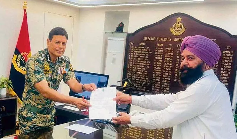 कांग्रेस सांसद ने पाकिस्तान से किसान की वापसी के लिए BSF से मदद मांगी कांग्रेस सांसद ने पाकिस्तान से किसान की वापसी के लिए BSF से मदद मांगी