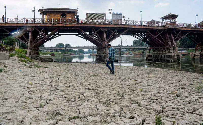 Srinagar में 37.4 डिग्री सेल्सियस तापमान दर्ज किया गया Srinagar में 37.4 डिग्री सेल्सियस तापमान दर्ज किया गया