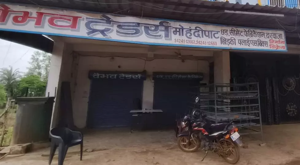 नकली सीमेंट बेचने की सूचना पर पुलिस ने मारी रेड, ट्रेडर्स संचालक गिरफ्तार नकली सीमेंट बेचने की सूचना पर पुलिस ने मारी रेड, ट्रेडर्स संचालक गिरफ्तार