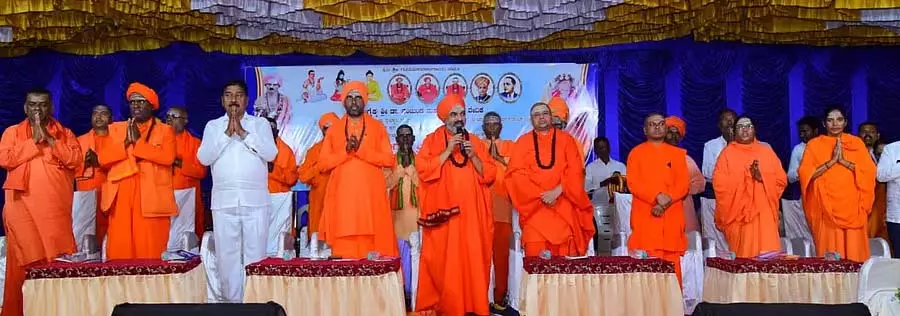 उच्च वर्ग संविधान को स्वीकार कर रहा है: Nijagunanand Swamiji उच्च वर्ग संविधान को स्वीकार कर रहा है: Nijagunanand Swamiji