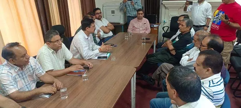 Healing Hands: चिकित्सकों और स्थानीय लोगों के बीच झड़प के बाद शांति बैठक आयोजित Healing Hands: चिकित्सकों और स्थानीय लोगों के बीच झड़प के बाद शांति बैठक आयोजित