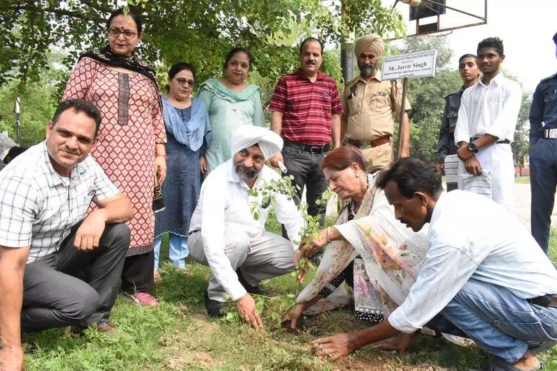 Jalandhar: न्यायिक अधिकारियों ने ‘मिशन एक जज, एक पेड़’ के तहत वृक्षारोपण अभियान का नेतृत्व किया Jalandhar: न्यायिक अधिकारियों ने ‘मिशन एक जज, एक पेड़’ के तहत वृक्षारोपण अभियान का नेतृत्व किया
