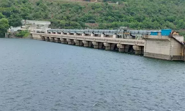 Andhra : श्रीशैलम जलाशय में बाढ़ का प्रवाह बढ़ रहा है Andhra : श्रीशैलम जलाशय में बाढ़ का प्रवाह बढ़ रहा है