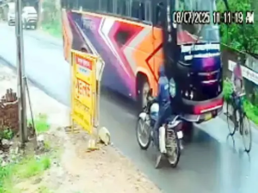 बस ड्राइवर की लापरवाही, बुजुर्ग की मौत बस ड्राइवर की लापरवाही, बुजुर्ग की मौत