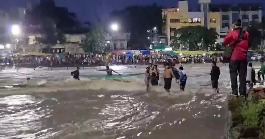 नासिक बाढ़ बचाव की भयावह तस्वीर कैमरे में कैद: 30 मिनट तक गोदावरी नदी के उफान में फंसा रहा युवक नासिक बाढ़ बचाव की भयावह तस्वीर कैमरे में कैद: 30 मिनट तक गोदावरी नदी के उफान में फंसा रहा युवक