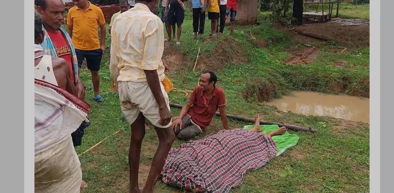 नुआपाड़ा में लगातार बारिश के कारण दीवार गिरने से दो लोगों की मौत हो गई और एक बच्चा घायल नुआपाड़ा में लगातार बारिश के कारण दीवार गिरने से दो लोगों की मौत हो गई और एक बच्चा घायल