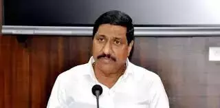 Andhra: येम्मिगनूर में यूरिया के लिए किसानों की कतार लगी Andhra: येम्मिगनूर में यूरिया के लिए किसानों की कतार लगी