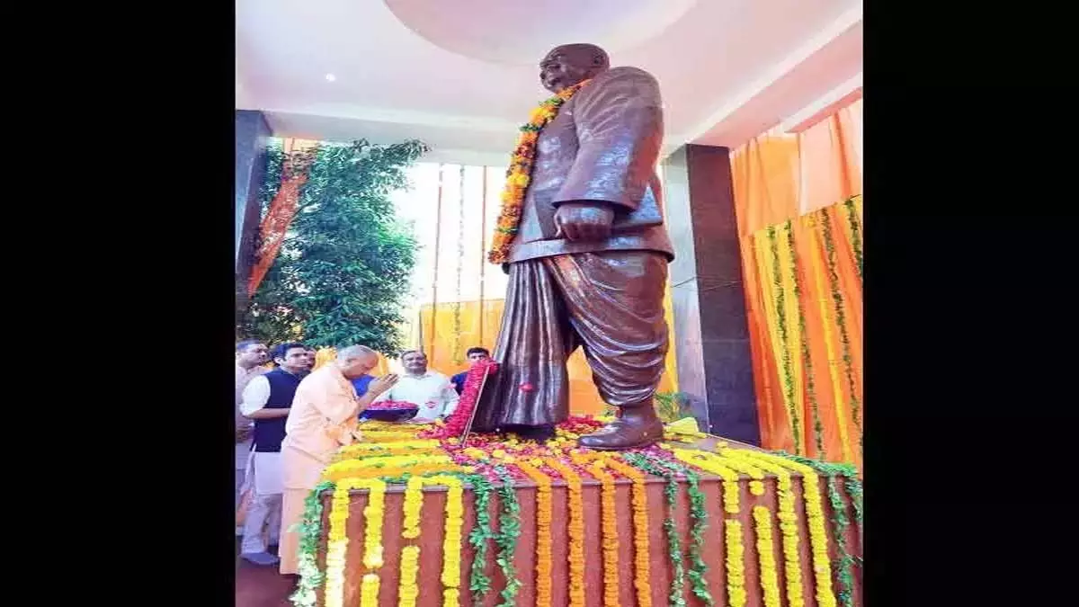 डॉ. श्यामा प्रसाद मुखर्जी ने अपना जीवन भारत की एकता और अखंडता के लिए समर्पित कर दिया: सीएम योगी डॉ. श्यामा प्रसाद मुखर्जी ने अपना जीवन भारत की एकता और अखंडता के लिए समर्पित कर दिया: सीएम योगी