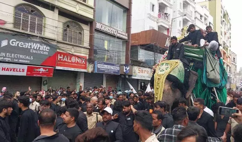 Hyderabad में यौम-ए-आशूरा पर बीबी का आलम जुलूस Hyderabad में यौम-ए-आशूरा पर बीबी का आलम जुलूस