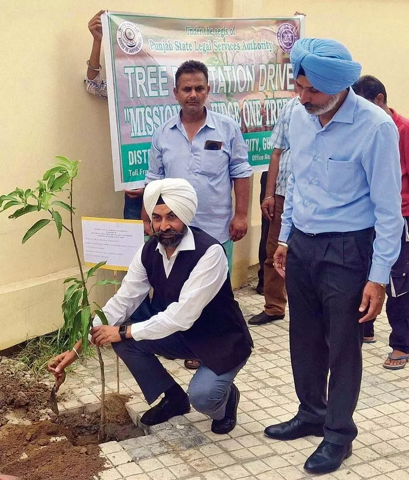 Gurdaspur में न्यायिक अधिकारियों ने पौधे रोपे Gurdaspur में न्यायिक अधिकारियों ने पौधे रोपे