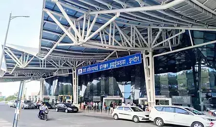 Indore से तीन शहरों की सीधी उड़ानें बंद, यात्रियों को झटका Indore से तीन शहरों की सीधी उड़ानें बंद, यात्रियों को झटका