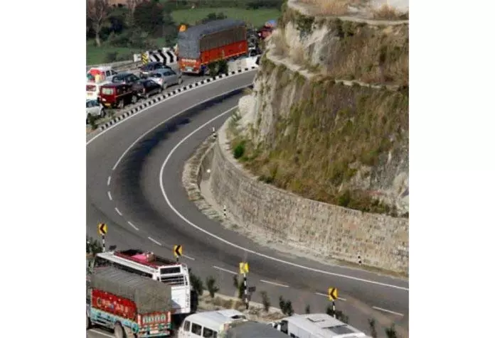Jammu-Poonch मार्ग पर तीन घंटे तक यातायात बाधित Jammu-Poonch मार्ग पर तीन घंटे तक यातायात बाधित