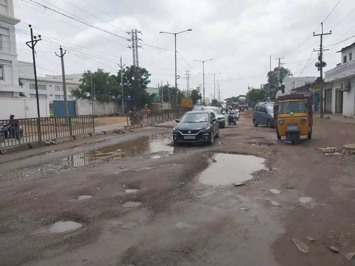 Hyderabad में कटेदान रोड यात्रियों के लिए दुःस्वप्न बन गया Hyderabad में कटेदान रोड यात्रियों के लिए दुःस्वप्न बन गया