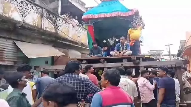 बहुदा यात्रा के दौरान दुर्घटना, रथ के नीचे कुचलकर नाबालिग लड़का घायल बहुदा यात्रा के दौरान दुर्घटना, रथ के नीचे कुचलकर नाबालिग लड़का घायल
