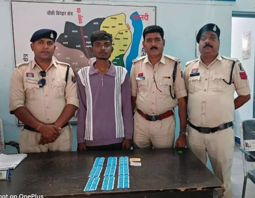 नशीली दवाओं की अवैध बिक्री करने वाला युवक गिरफ्तार, 216 कैप्सूल और नकदी बरामद नशीली दवाओं की अवैध बिक्री करने वाला युवक गिरफ्तार, 216 कैप्सूल और नकदी बरामद